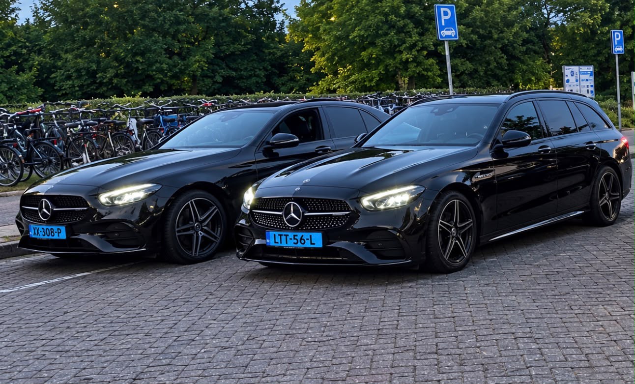 Twee zwarte Mercedes E-Klasse sedans